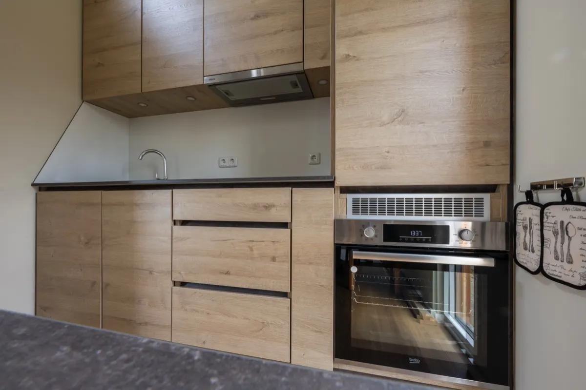 Maßgefertigte Küche mit Eichenfronten und integriertem Backofen
