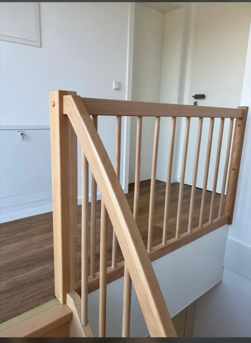 Massivholztreppe in einem Modulhaus