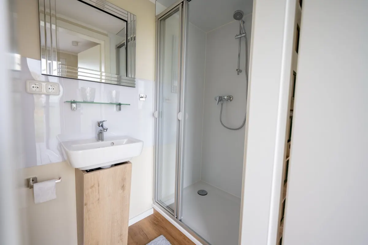 Badezimmer mit Dusche in einem Tiny House