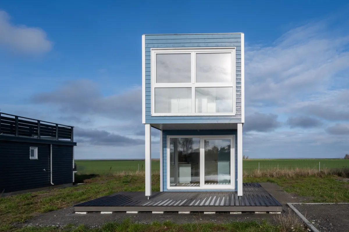 Zweigeschossiges Tiny House mit blauer Fassade