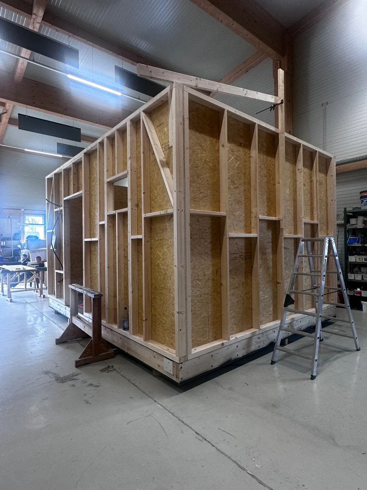 Holzrahmenbau eines Tiny Houses in der TMF Werkstatt in Neuruppin